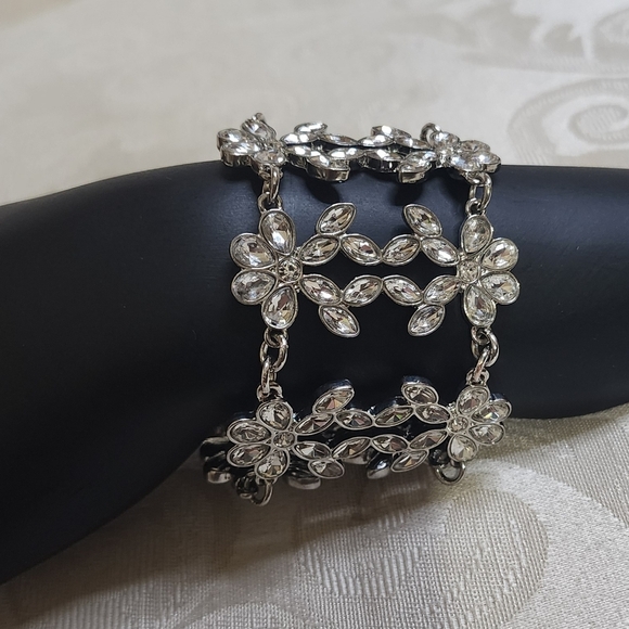 VINTAGE 1970s Wide Silver Tone CRYSTAL Bracelet Floral Filigree Statement Glam - Picture 9 of 12